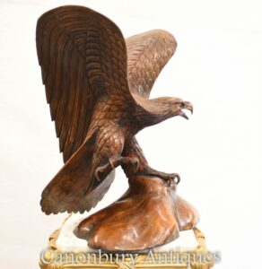 ومن ناحية منحوتة الأمريكية النسر الذهبي تمثال الطيور الجارحة الفن